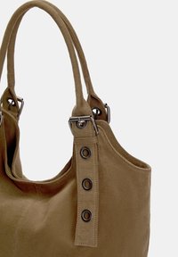 Borsa in tessuto khaki con una morbida texture, dotata di due manici robusti e occhielli metallici per un tocco di dettaglio e struttura.