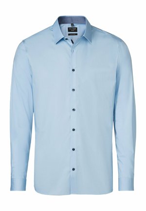Lichtblauw overhemd met lange mouwen van gladde stof, met een knoopsluiting aan de voorkant met donkere knopen en een klassieke kraag.