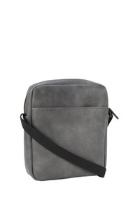 Grijze, textuur crossbody tas met een ritsluiting, platte voorkant en een verstelbare schouderriem. Gladde oppervlakte met subtiele patronen.