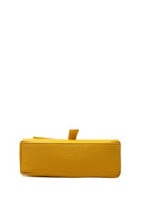 Pochette rettangolare gialla in pelle con una finitura testurizzata e una linguetta superiore per una facile maneggevolezza. Linee pulite con semplici dettagli di cucitura.