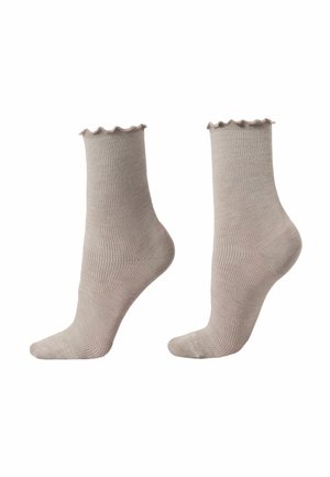 Chaussettes de cheville côtelées beige avec un bord festonné ; texture douce ; matériau léger ; design symétrique avec une finition lisse.
