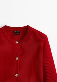Cardigan rouge côtelé en mélange laine et cachemire avec un col rond et quatre boutons décoratifs dorés sur le devant.