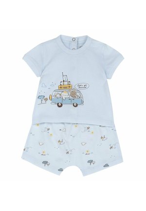 Tutina azzurra chiaro per bambini con maniche corte e pantaloncini, con animali dei cartoni animati in un'auto con bagagli e motivi a tema natura sui pantaloncini.