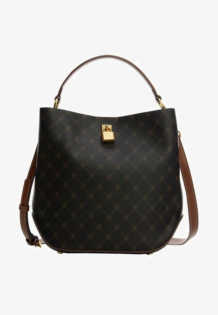 Sac à main en cuir marron foncé avec motif, détail de serrure dorée, poignée supérieure unique et bandoulière réglable avec surpiqûres beiges.