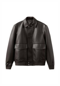 Chaqueta negra de cuero con cuello con solapa, cierre frontal con botones, dos grandes bolsillos con solapa y cintura ajustada. Textura suave en toda la prenda.