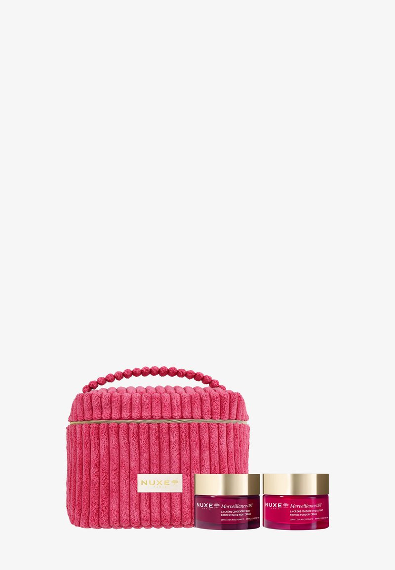 Trousse de toilette rose texturée avec poignée à côté de deux pots de soins NUXE Merveillance LIFT avec couvercles dorés sur fond blanc.