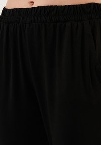 LELA REGULAR FIT - Trainingsbroek - black