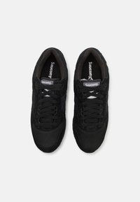 Scarpe da ginnastica nere con tomaia in rete e suede, caratterizzate da un design con lacci, soletta imbottita e suola testurizzata per una migliore aderenza.