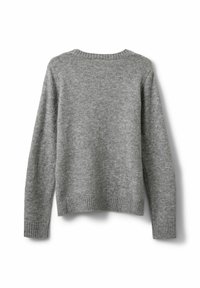 Siv i vuneni pulover s okruglim izrezom, dugim rukavima i rebrastim rubovima. Mekana tekstura i minimalistički dizajn.