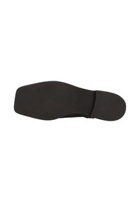 Suela de zapato negra con una superficie de agarre texturizada, con una puntera rectangular amplia y una zona del tacón prominente.
