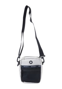 Borsa a tracolla quadrata e piccola realizzata in tessuto grigio chiaro con una tasca frontale in rete nera. Presenta una tracolla regolabile e un dettaglio del logo.