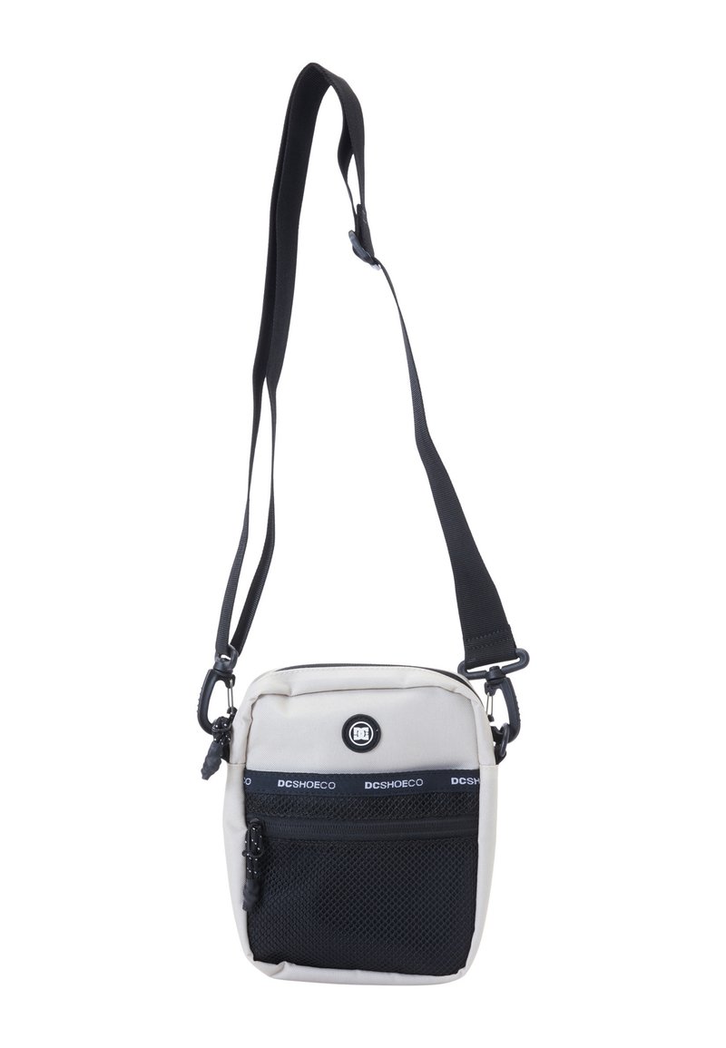 Borsa a tracolla quadrata e piccola realizzata in tessuto grigio chiaro con una tasca frontale in rete nera. Presenta una tracolla regolabile e un dettaglio del logo.