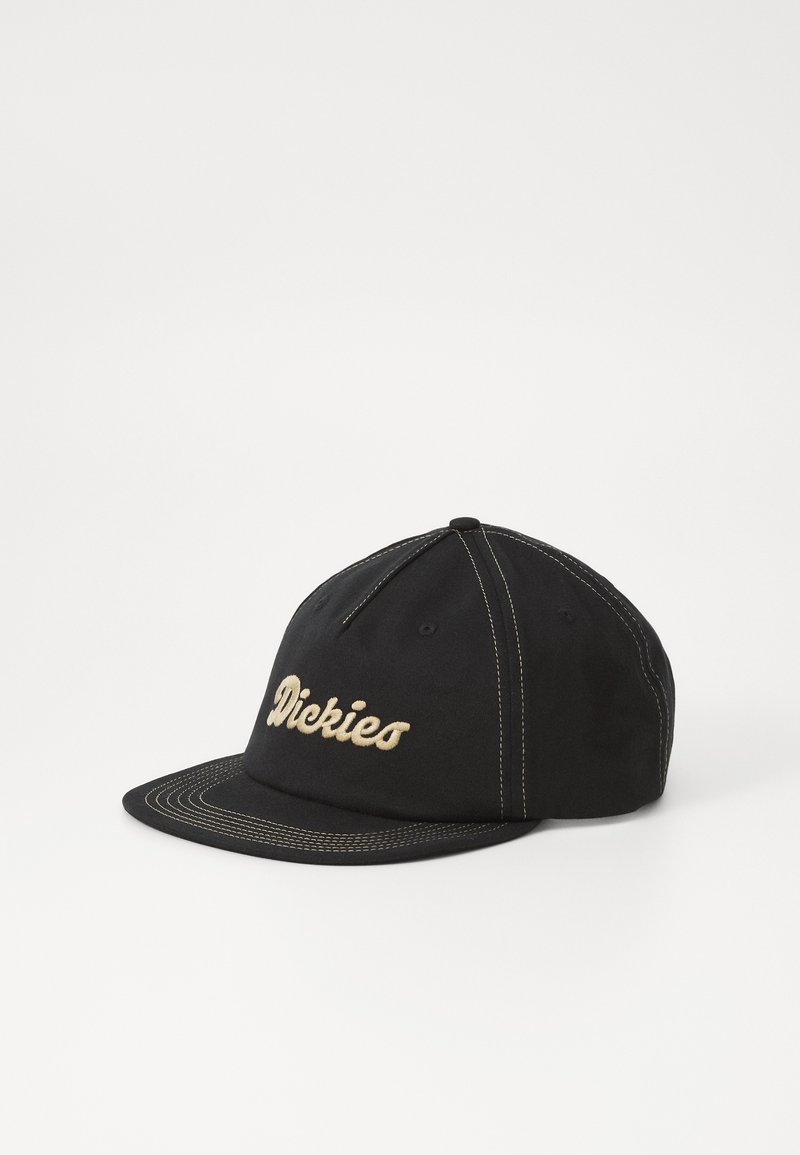 Fekete sapka hímzett "Dickies" logóval krém színben. Jellemzője a lapos karima, a strukturált forma, a kontrasztos varrás és a szellőzőlyukak.
