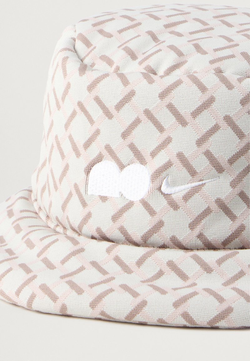 Nike Performance APEX BUCKET HAT - Klobouk - light bone/white