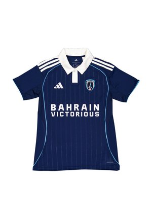 Camiseta de fútbol azul marino del Paris FC con cuello blanco, ribete azul claro, logo de Adidas, escudo del club y texto del patrocinador "Bahrain Victorious".