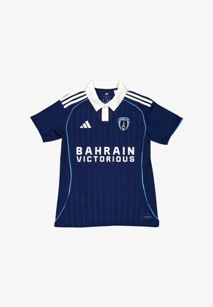 Camiseta de fútbol azul marino del Paris FC con cuello blanco, ribete azul claro, logo de Adidas, escudo del club y texto del patrocinador "Bahrain Victorious".
