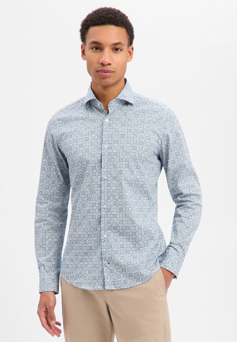 Niebieska koszula z długim rękawem i kołnierzykiem na guziki, zdobiona subtelnymi wzorami geometrycznymi. Tkanina ma gładką fakturę.