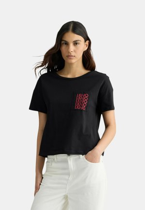 T-shirt in cotone nero con collo a girocollo, caratterizzato da una tasca sul petto con il logo ripetuto "LIU JO" in bianco e rosso. Tessuto liscio, vestibilità comoda.