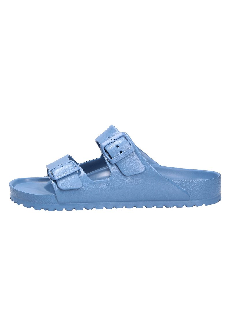 Infradito blu realizzati in materiale liscio con due fibbie regolabili. La suola ha una superficie testurizzata per una maggiore aderenza. Piatti e dal design ampio.