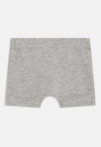 Sive bombažne kratke hlače z mehko teksturo, ki imajo pas in izrez na dnu. Preprost dizajn brez dodatnih vzorcev.