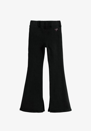 Pantaloni neri a palazzo con vita elasticizzata, realizzati in denim. Presentano fessure sui lati all'orlo e un piccolo logo ricamato sull'anca.