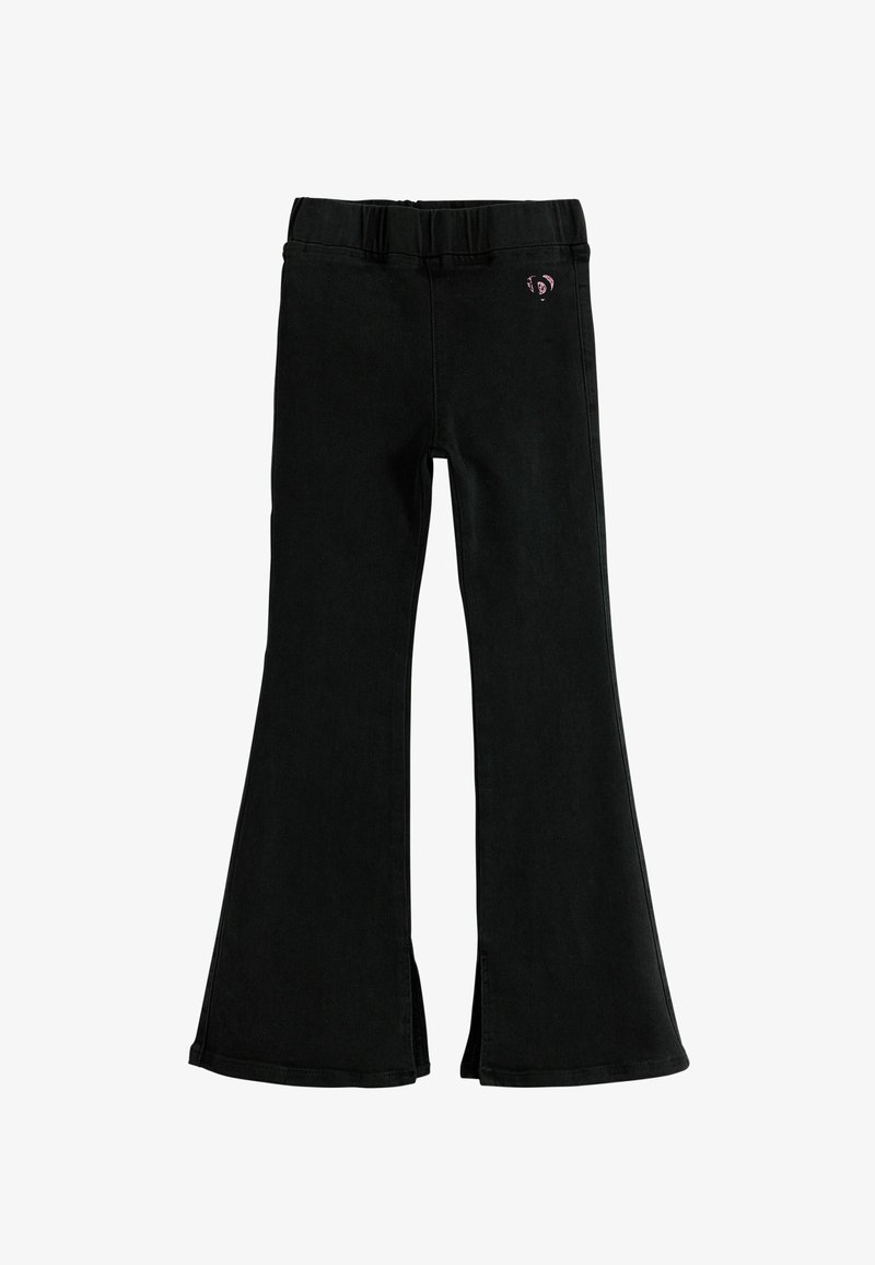 Pantalones de campana negros con una cinturilla elástica, hechos de mezclilla. Presentan aberturas laterales en el dobladillo y un pequeño logotipo bordado en la cadera.