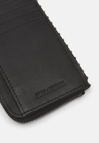 Portefeuille en cuir noir avec plusieurs emplacements pour cartes, surface texturée et fermeture éclair. Logo de la marque estampé à l'avant.