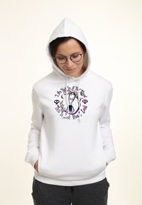 Felpa bianca con cappuccio e grafica frontale in viola, che presenta un personaggio illustrato circondato da testo ed elementi decorativi.