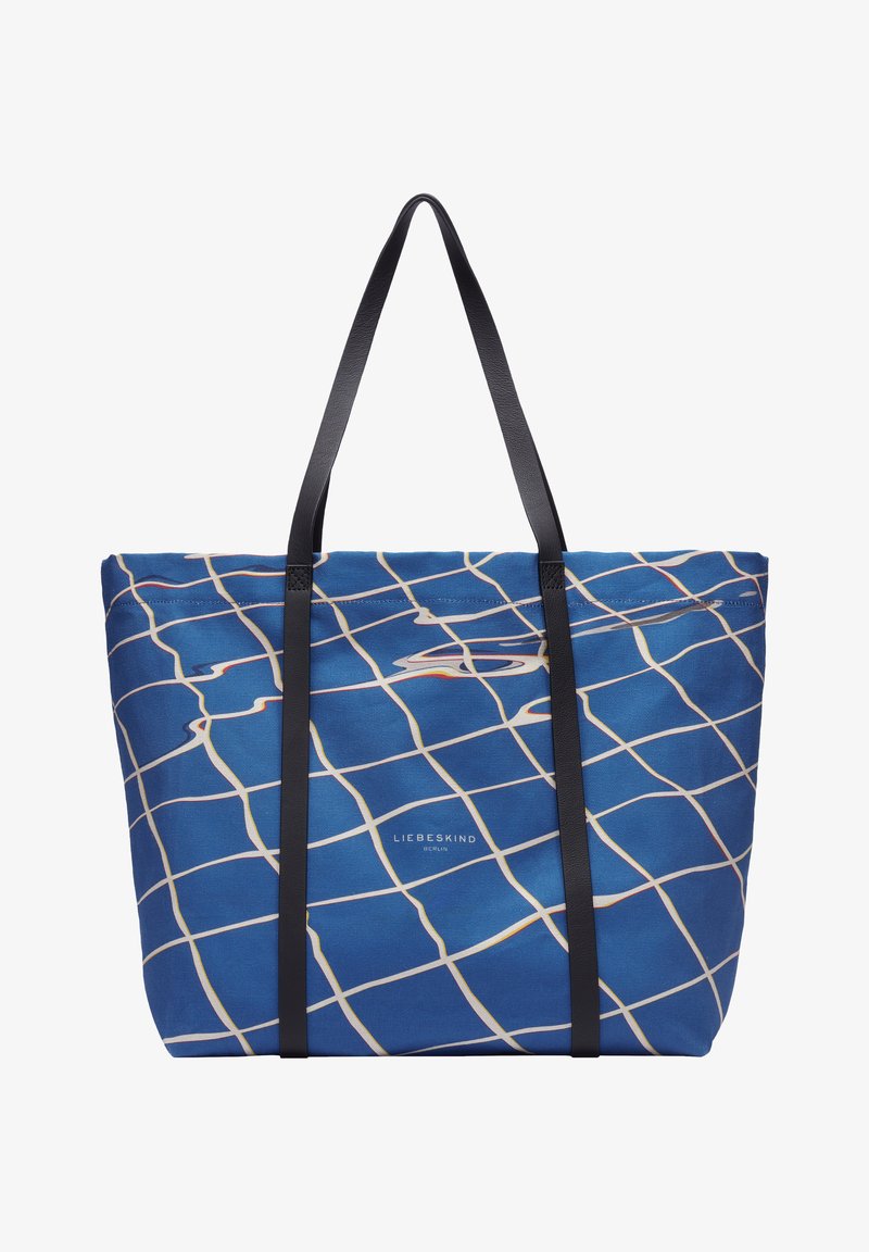 Bolso de mano azul con un patrón de cuadrícula en blanco y amarillo, con asas de cuero negro y un logo impreso en el frente.