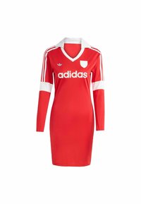 Röd långärmad klänning med vit krage, Adidas-logga och vita ränder på axlarna. Tillverkad av en slät tyg med en figurnära design.