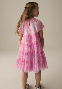 Rosa schichteloses Kleid mit einem marmorierten Muster, das kurze, flatterhafte Ärmel und ein Schlüsselloch-Detail hinten aufweist. Mit subtilen Glitzer veredelt.