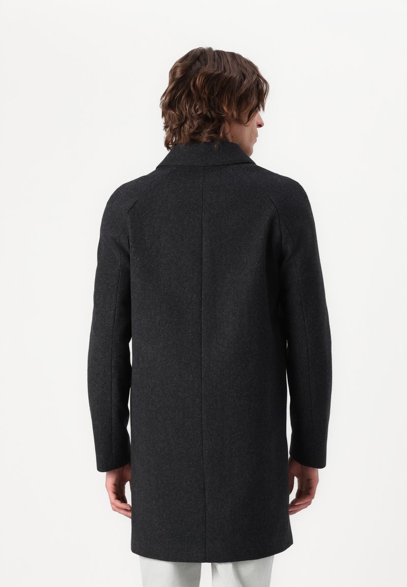 Dunkelgrauer Wollmantel mit einem schlichten Design, strukturierter Silhouette und einem Reverskragen. Verfügt über lange Ärmel und eine glatte Textur.