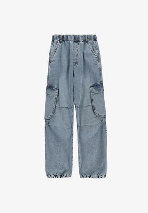 Jasnoniebieskie dżinsowe spodnie cargo z elastycznym pasem i ściągaczami u dołu nogawek, wyposażone w boczne kieszenie i luźny, przestronny krój.