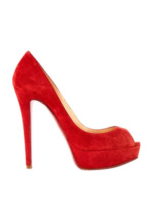 Chaussure à plateforme en daim rouge à talon haut avec ouverture à l'avant et talon stiletto fin sur fond blanc.