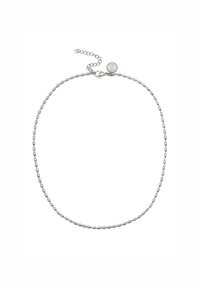 Zilveren ketting met ovale schakels, een kleine verstelbare ketting aan de achterkant en een ronde tag met een reliëfontwerp.
