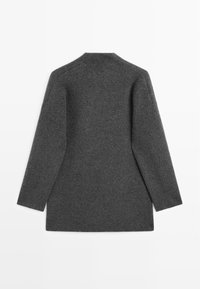 Cappotto in lana grigio scuro a maniche lunghe con taglio dritto, visto da dietro su sfondo bianco.