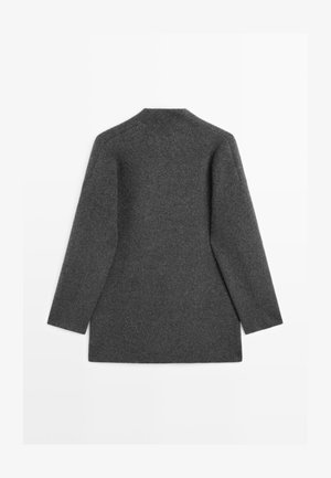 Donkergrijze wollen lange jas met rechte snit, van achteren getoond tegen een witte achtergrond.