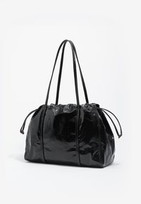 Czarna torebka tote z lakierowanej skóry z marszczonym brzegiem, podwójnymi długimi uchwytami i zapięciem sznurkiem. Gładka tekstura i zaokrąglony kształt.