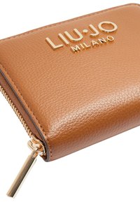 Portafoglio in pelle marrone con texture, dotato di hardware dorato, chiusura a zip e logo impresso "LIU·JO MILANO" sulla parte anteriore.