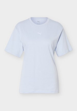 T-shirt azzurro chiaro a maniche corte con scollo a girocollo e un piccolo logo bianco Puma al centro del petto, mostrata su uno sfondo semplice.