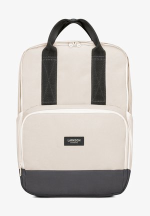 Beige stoffen rugzak met zwarte banden, een voorzak met rits en een zwarte basis. Heeft een label met de tekst "LARKSON HAMBURG" aan de voorkant.