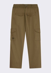 Pantaloni cargo di colore verde oliva, dotati di una ampia vita elastica, due tasche anteriori e due tasche posteriori con pattina. Realizzati in tessuto morbido.