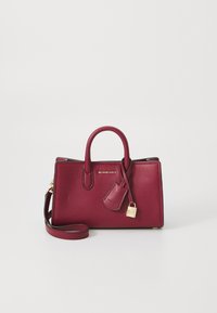 Piccola borsa a mano in pelle bordeaux con finitura testurizzata, manici superiori doppi e tracolla regolabile. Presenta un lucchetto dorato e un logo.
