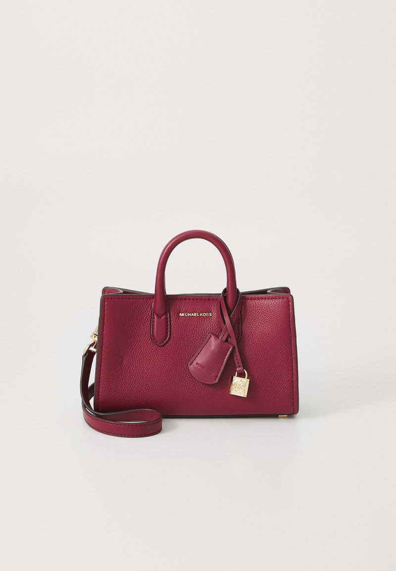 Mała bordowa skórzana torebka o teksturowanym wykończeniu, z podwójnymi uchwytami i regulowanym paskiem na ramię. Posiada złocony zamek i logo.