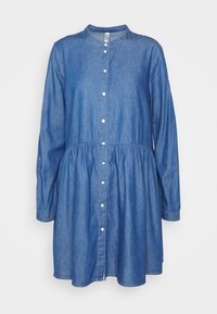 Abito camicia in denim con colletto rotondo, maniche lunghe e chiusura a bottoni. Tessuto azzurro chiaro con vita arricciata e orlo dritto.