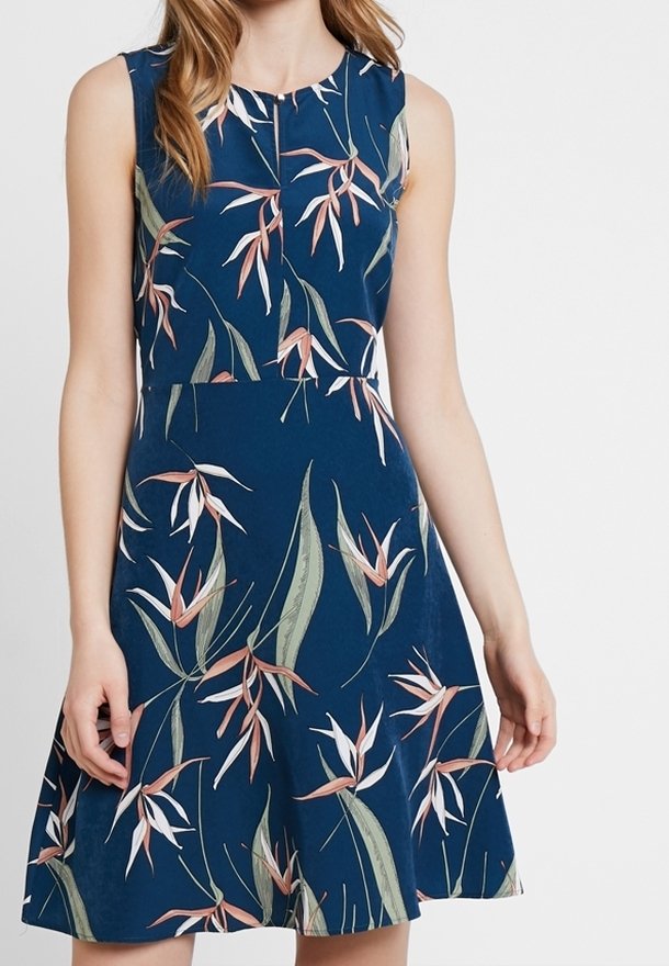 Robe sans manches bleu marine avec un motif floral tropical rose et blanc, taille cintrée et jupe évasée longueur genou.