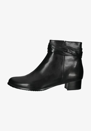 Sorte læder ankelstøvler med et af tapered design, der har en indpakket stroppede detalje omkring kraven og en lav blokhæle.