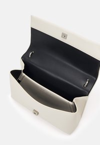 Calvin Klein Jeans SCULPTED FLAP - Borsa a tracolla - eggshell