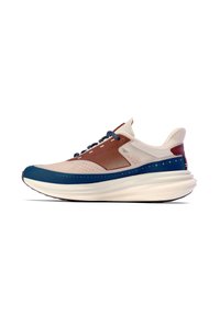 Sportlicher Schuh mit beigefarbenem Mesh, braunen und marineblauen synthetischen Überzügen, marineblauen Schnürsenkeln und dicker, weiß gepolsterter Sohle, seitlich dargestellt.