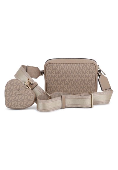 Μπεζ τσάντα χιαστί με μοτίβο λογότυπου MK, διαθέτει κλείσιμο με φερμουάρ, ρυθμιζόμενο λουρί και ένα αξεσουάρ σε σχήμα καρδιάς προσαρτημένο.